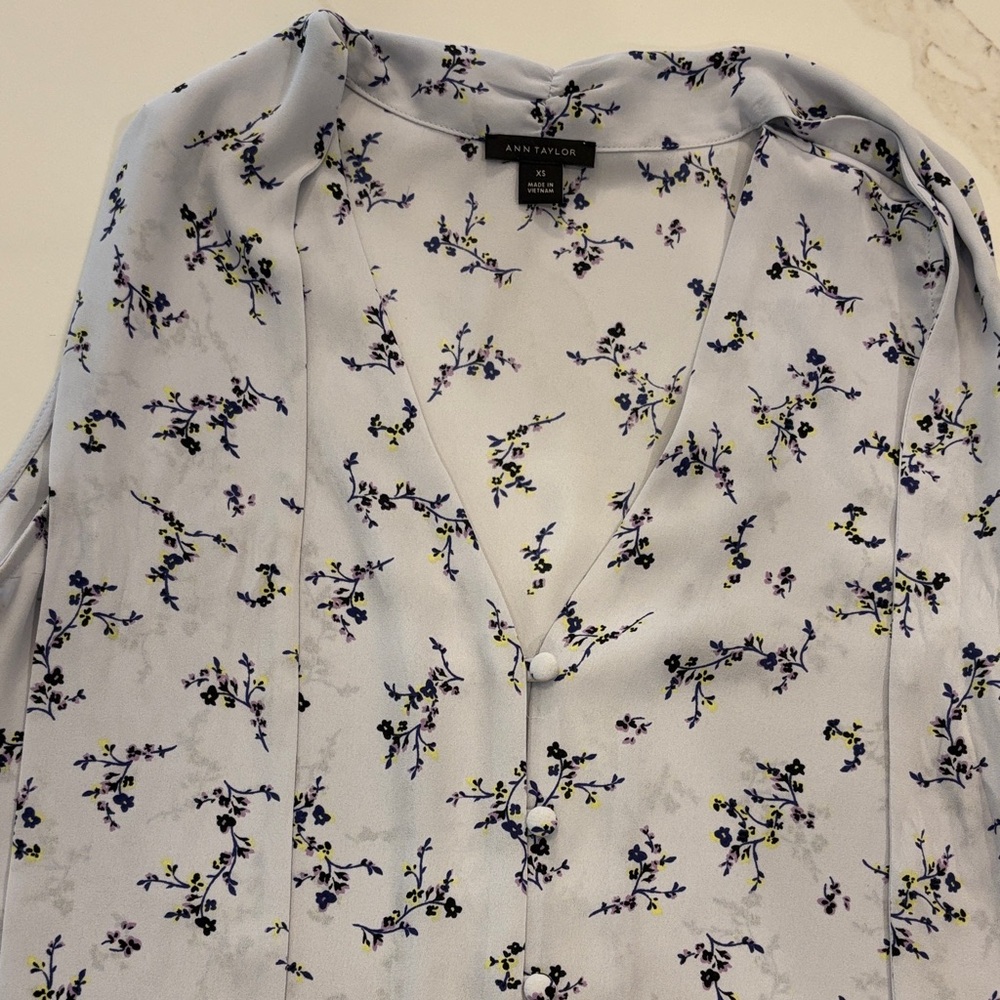 Ann Taylor Sleeveless V Neck Tie-Neck Button Up Blouse - Picture 2 of 6